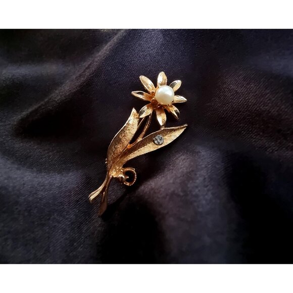 Vintage Gold Toned Flower with Clear Crystal and Faux Pearl Brooch Pin - Picture 3 of 5